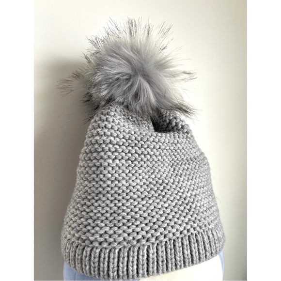 Kyi Kyi Grey Beanie w Huge Faux Fur Pom Pom | New - Picture 1 of 4